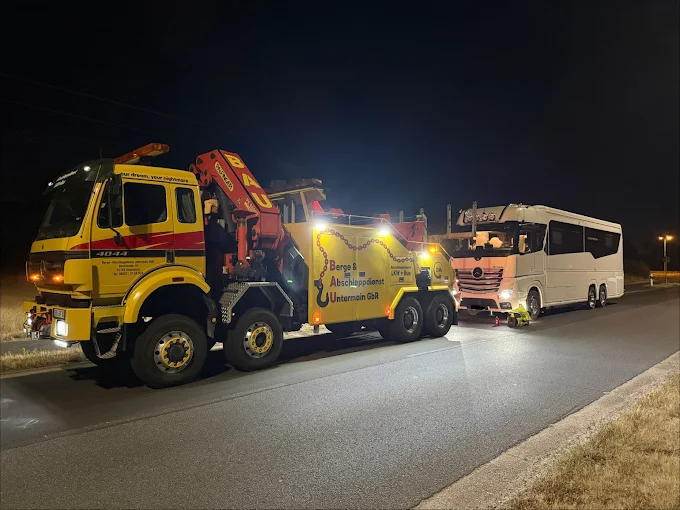 Bergefahrzeug schleppt nachts ein großes Wohnmobil ab
