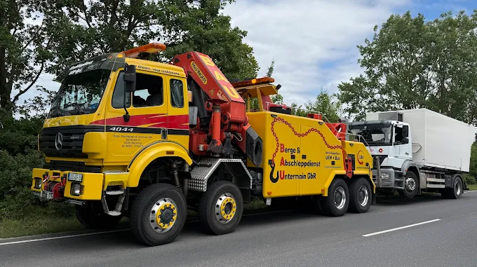 Unser Bergefahrzeug mit Kran schleppt einen Lkw ab
